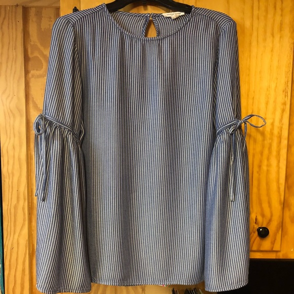 beachlunchlounge Tops - Adorable Denim striped top w/ bell sleeve S/M